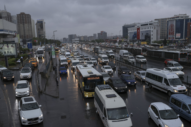 İstanbul'da sağanak: Trafik durma noktasına geldi