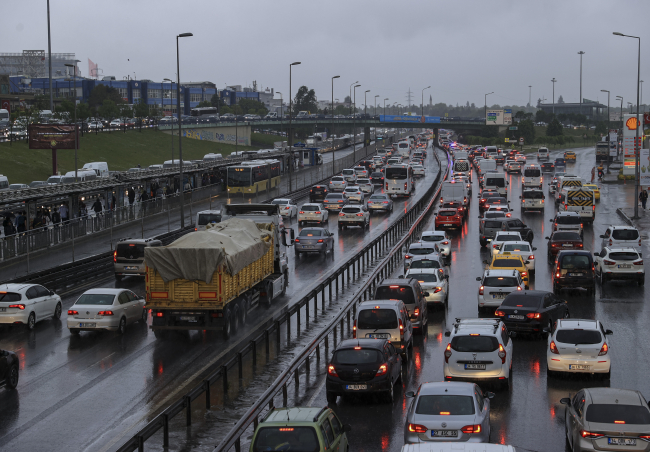 İstanbul'da sağanak: Trafik durma noktasına geldi
