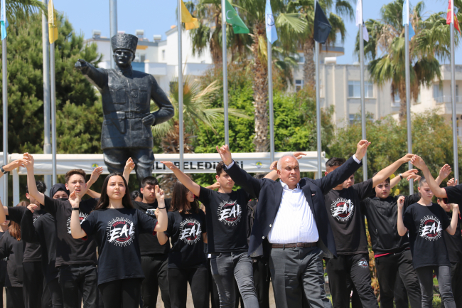 1919 genç Atatürk'ün imzası ve silüetini oluşturdu