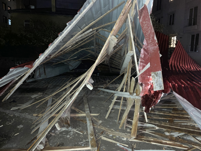 Kars'ta şiddetli rüzgar 5 katlı binanın çatısını uçurdu