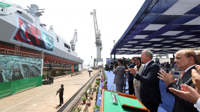 Pakistan MİLGEM Projesi'nde üçüncü gemi suya indirildi
