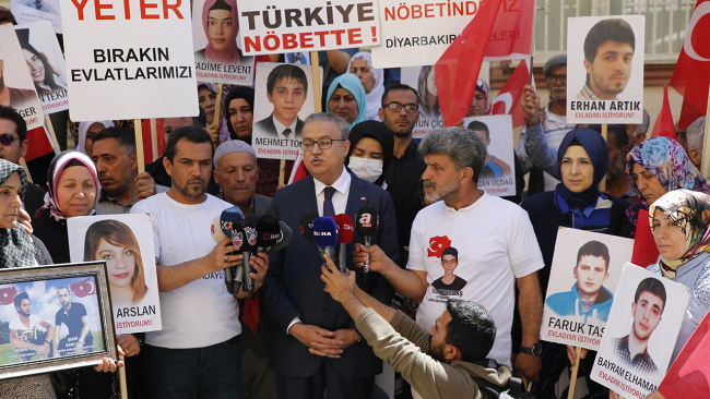 Diyarbakır Valisi'nden evlat nöbeti tutan ailelere ziyaret