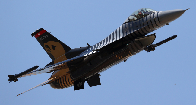 SOLOTÜRK'ten F-16'nın sınırlarını aşan manevra