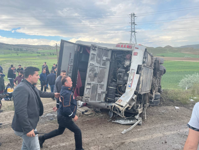 Çankırı'da işçi servisi devrildi: 18 yaralı