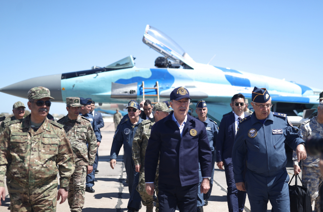 Bakan Akar ve Azerbaycanlı mevkidaşı askeri tersaneyi ziyaret etti