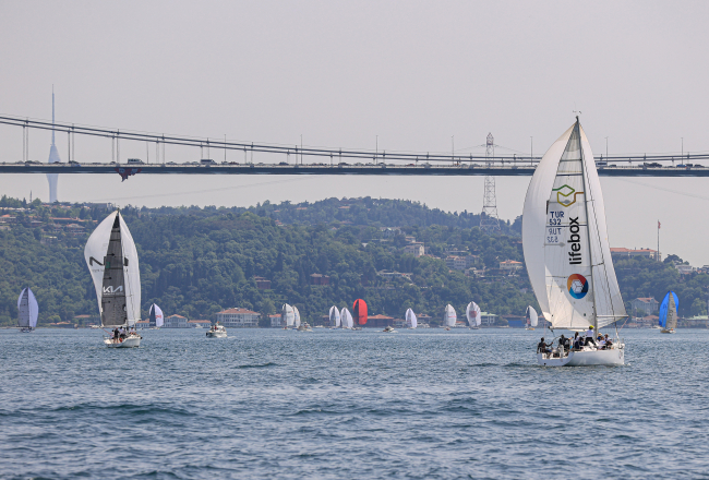 İstanbul'un fethi anısına boğazda tekne yarışları yapıldı