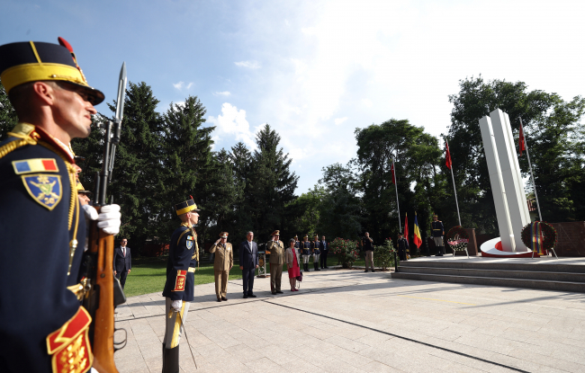 Bakan Akar Romanya'da Türk şehitliğini ziyaret etti