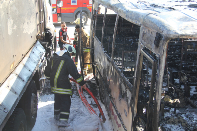 Midibüste çıkan yangın 2 araca daha sıçradı