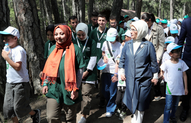 Emine Erdoğan gençlerle çevre yürüyüşüne katıldı
