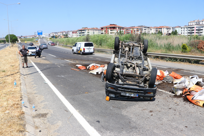 Freni boşalan kamyonet takla attı: 3 yaralı