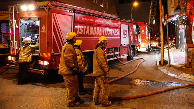 Sancaktepe'de çatı yangını