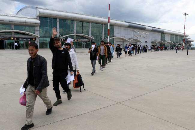 499 düzensiz göçmen ülkelerine gönderildi