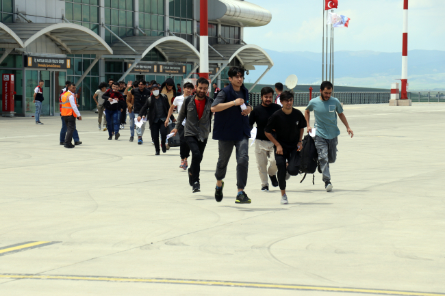 499 düzensiz göçmen ülkelerine gönderildi