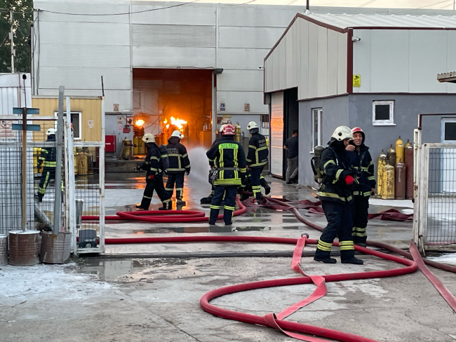 Kocaeli’de sanayi gazları dolum tesisinde yangın