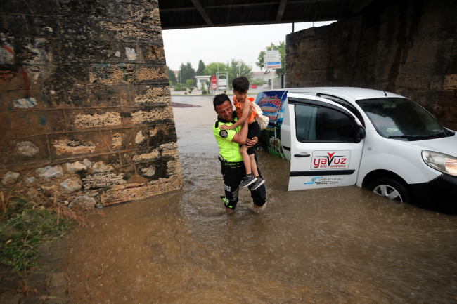 Aydın'da sağanak: Ev ve iş yerlerini su bastı