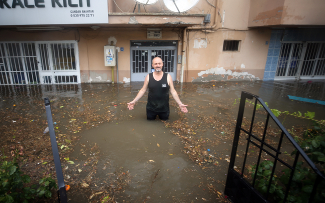 Aydın'da sağanak: Ev ve iş yerlerini su bastı