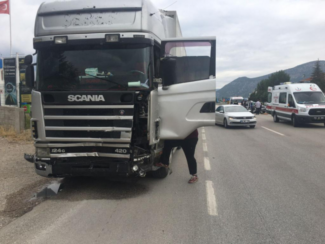 Burdur'da tırla otomobil çarpıştı: 1 ölü, 1 yaralı