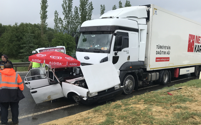 Uşak'ta otomobil tırla çarpıştı: 1 ölü, 2 yaralı