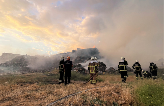 Aksaray'da geri dönüşüm fabrikasında çıkan yangın kontrol altına alındı
