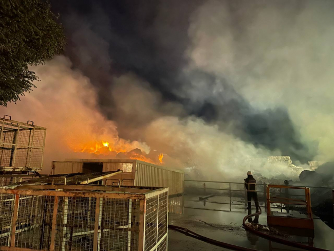 Aksaray'da geri dönüşüm fabrikasında çıkan yangın kontrol altına alındı
