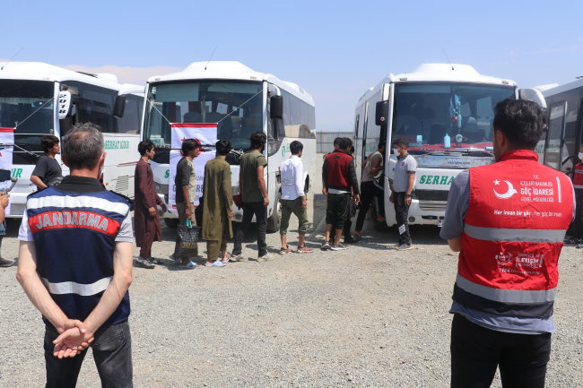 Iğdır'da 1237 düzensiz göçmen ülkelerine gönderildi