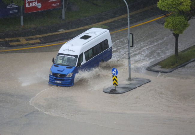 Ankara'da sağanak etkili: Yolları su bastı, araçlar yolda kaldı