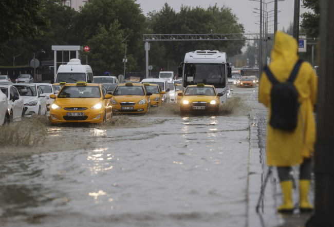 Ankara'da sağanak etkili: Yolları su bastı, araçlar yolda kaldı