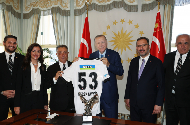 Cumhurbaşkanı Erdoğan, Beşiktaş başkanı Çebi'yi kabul etti