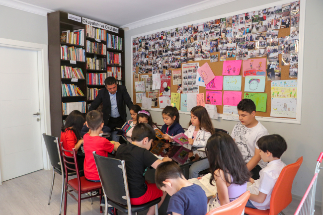 Okuması çocuklardan hediyesi muhtardan