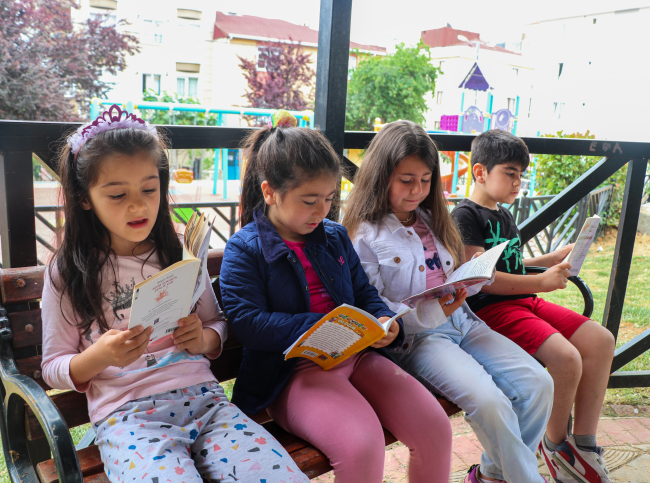 Okuması çocuklardan hediyesi muhtardan