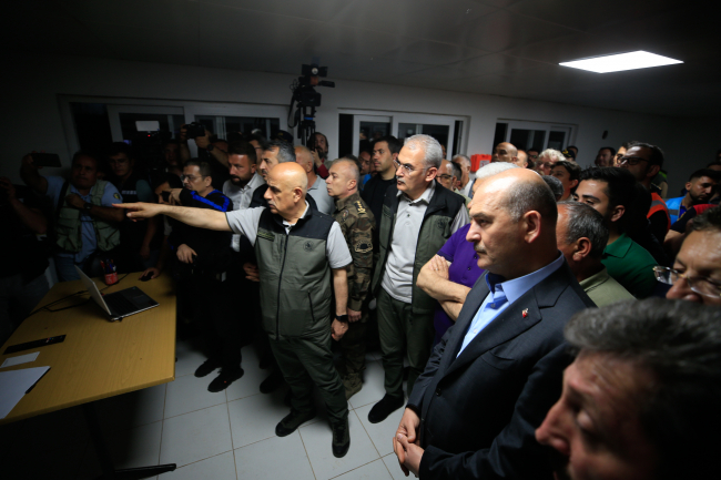 Bakan Kirişci: Şu anki şartlar itibarıyla bizi çok endişelendirecek bir yangın değil