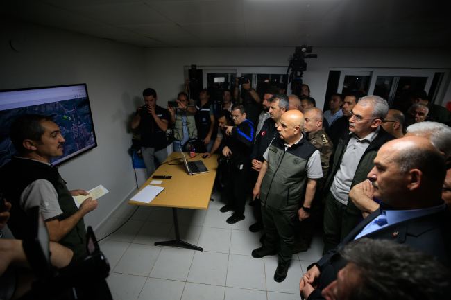 Bakan Kirişci: Şu anki şartlar itibarıyla bizi çok endişelendirecek bir yangın değil