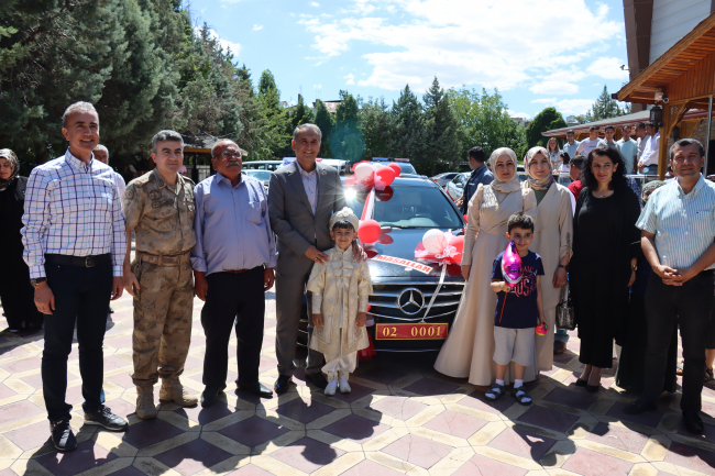 Valinin makam aracı şehit çocuğuna sünnet arabası oldu