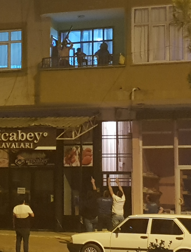 Gaziantep’te bir kişi eşi ve 2 çocuğunu silahla rehin aldı