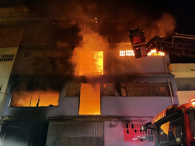 Uşak'ta iki katlı tekstil atölyesinde yangın