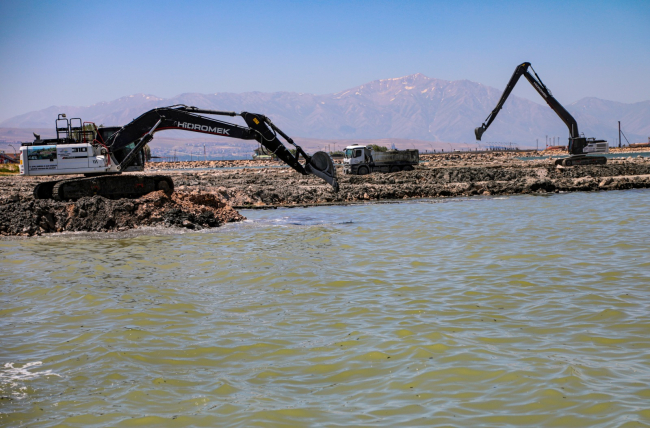 Van Gölü'nde 320 bin metreküp dip çamuru temizlendi