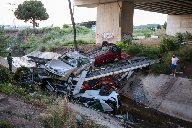 Bursa'da otomobil taşıyan tır viyadükten düştü