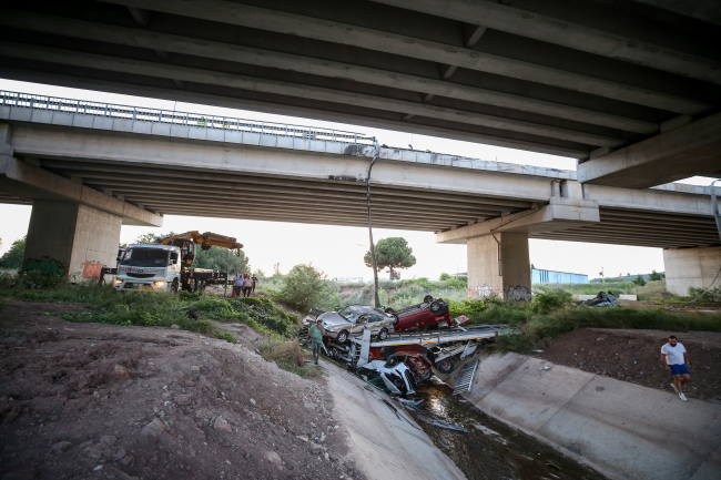Bursa'da otomobil taşıyan tır viyadükten düştü
