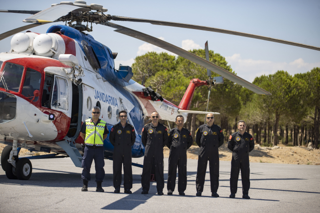 Jandarma turizm kenti Antalya'da trafiği helikopterle denetledi