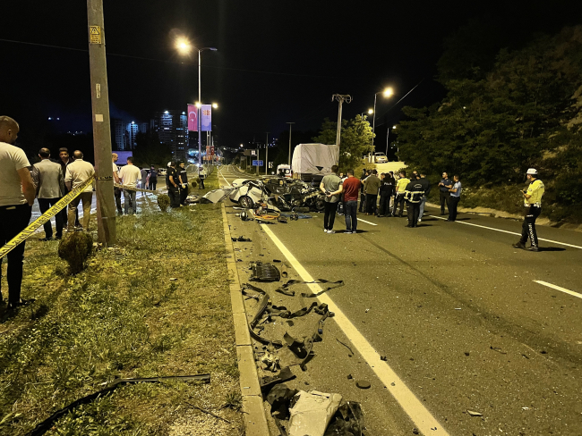 Kamyona çarpan otomobil paramparça oldu: 1 ölü, 3 yaralı