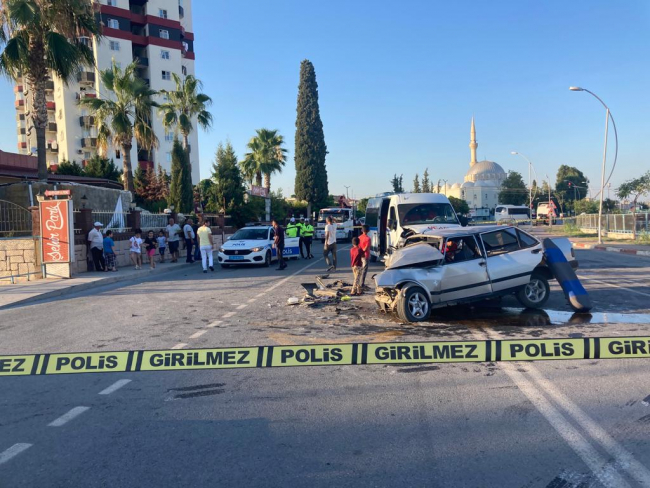 Mersin'de otomobil ile minibüs çarpıştı: 1 ölü, 3 yaralı
