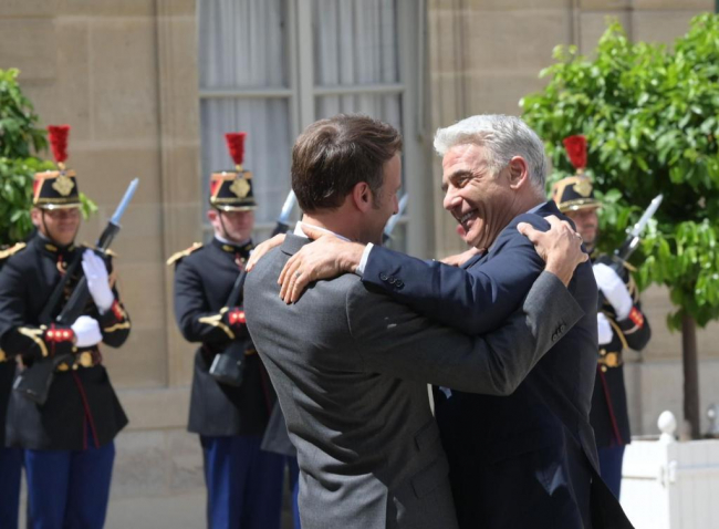 Fransa Cumhurbaşkanı Macron İsrail Başbakanı Lapid ile görüştü