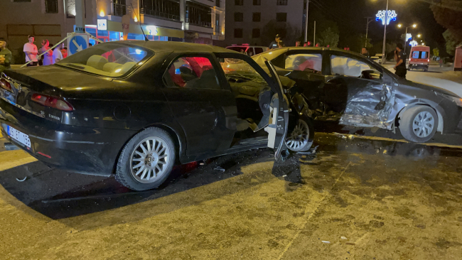 Erzincan'da iki otomobil çarpıştı: 6 yaralı