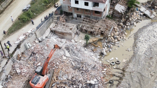 Karabük'te selden zarar gören 4 bina yıkıldı