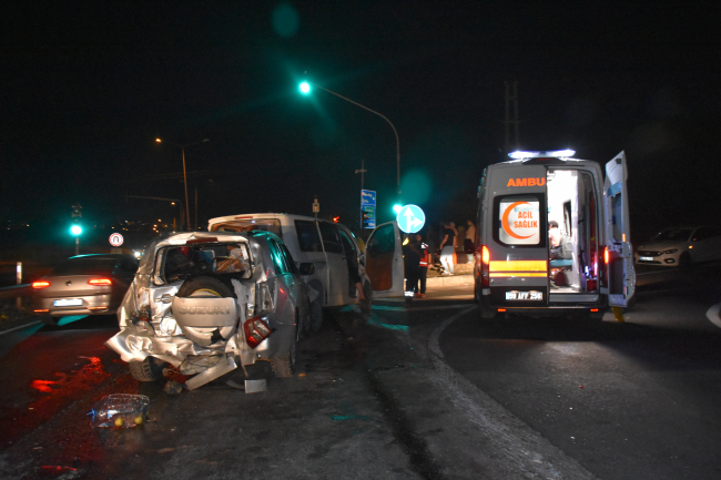 Tır kırmızı ışıkta bekleyen araçlara çarptı: 12 yaralı