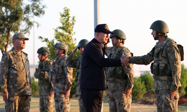 Akar ve beraberindeki TSK komuta kademesinden Süleyman Şah Türbesi ziyareti