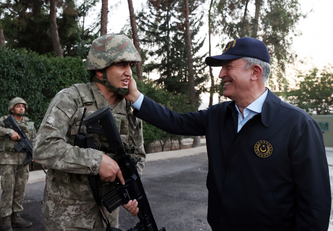 Akar ve beraberindeki TSK komuta kademesinden Süleyman Şah Türbesi ziyareti