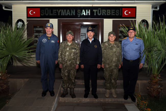 Akar ve beraberindeki TSK komuta kademesinden Süleyman Şah Türbesi ziyareti
