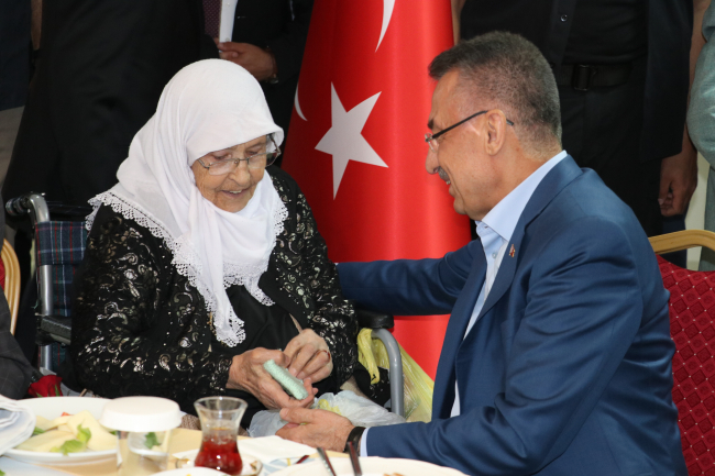 Cumhurbaşkanı Yardımcısı Fuat Oktay, bayram namazını Yozgat'ta kıldı