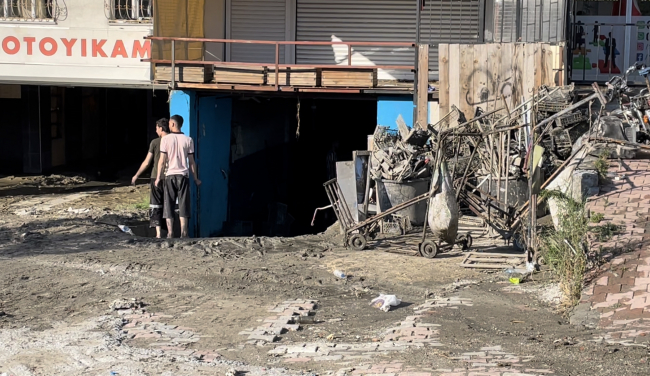 İstanbul'da su basan yerlerin temizliği sürüyor